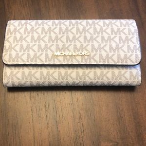 NWT Michael Kors long wallet white and Silver
